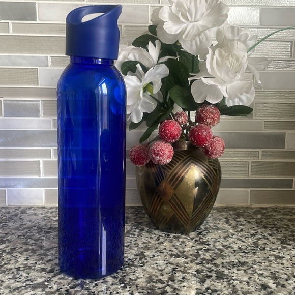 NWOT: Blue Water Bottle. NEW - Picture 4 of 8
